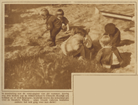871217 Afbeelding van spelende kleuters in de zandbak op de speelplaats bij de Gemeentelijke Fröbelschool (Croeselaan ...